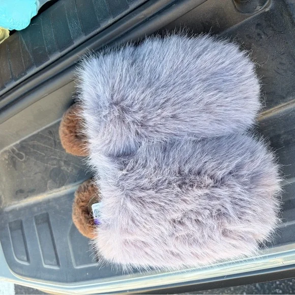 Fluffy Slippers: Size 7 woman’s - Picture 1 of 2
